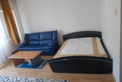 Garsonieră decomandată, mobilată în Răcădău