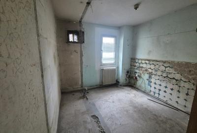 Apartament cu 2 camere semidecomandat în Micro I