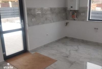 Casă cu 4 camere în Valea Adâncă