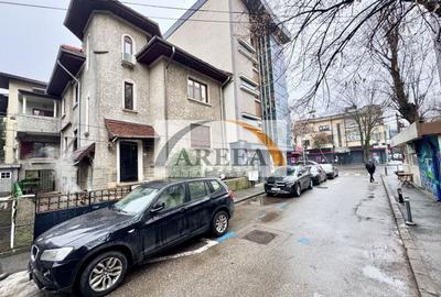 Casă individuală cu 10 camere cu Canalizare în Dorobanți - 1