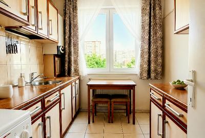 Apartament cu 3 camere semidecomandat, mobilat în Central