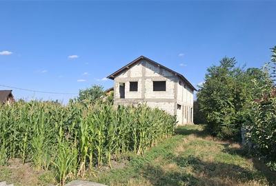 Casă individuală cu 5 camere cu Teren 1000 Mp în Gologanu