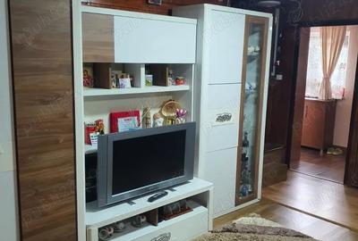 Casă cu 4 camere cu Teren 692 Mp în Vlădești - 1