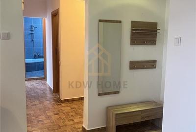 Apartament cu 3 camere decomandat în Tei