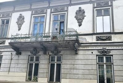 Casă cu 15 camere cu Teren 647 Mp în P-ța Romană