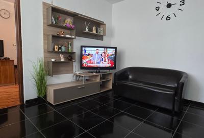 Apartament cu 3 camere semidecomandat, mobilat în Micro 5