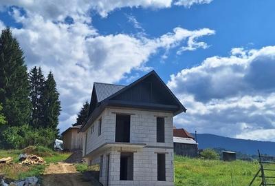 Casă cu 4 camere în Moisei