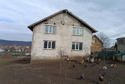 Casă cu 4 camere în Luncani