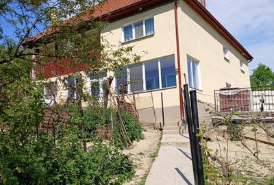 Casă cu 6 camere cu Teren 1600 Mp în Central