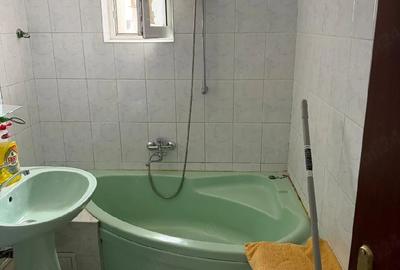 Apartament cu 3 camere decomandat în Sărari