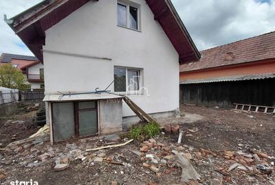 Casă cu 3 camere cu Canalizare în Central - 1