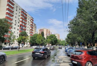Apartament cu 3 camere semidecomandat în Berceni - 1