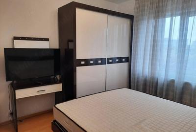 Apartament cu 3 camere decomandat în Malu Roșu