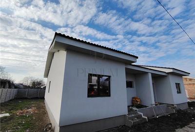 Duplex cu 3 camere cu Canalizare în Moșnița Nouă - 1