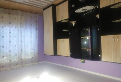 Apartament de inchiriat .ofer spre inchiriere ap 2 camere decomandate et2 zonaNarcisa mobilat si ut - 4