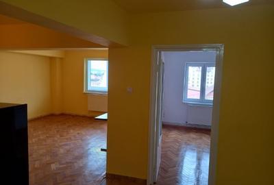 Apartament cu 4 camere decomandat în P-ța Victoriei - 3