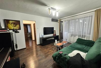 Apartament cu 3 camere semidecomandat în Podu Roș