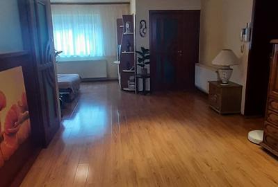 Casă cu 4 camere în Noua - 1