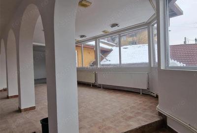 Spațiu comercial, de 290 mp, în Central - 8