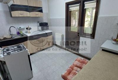 Apartament cu 3 camere decomandat, mobilat în Nicolina