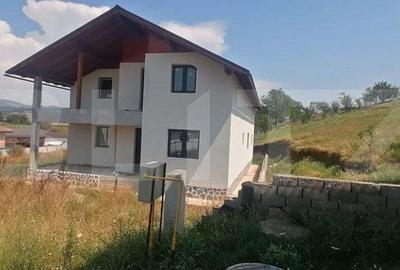 Casă cu 4 camere cu Teren 1400 Mp în Vințu de Jos - 2