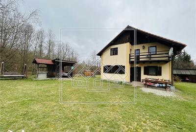 Casă cu 5 camere cu Teren 3400 Mp în Porumbacu de Jos