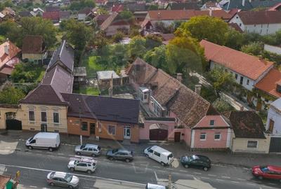 Casă cu 6 camere cu Teren 1198 Mp în Central