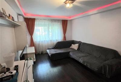 Apartament cu 3 camere decomandat, mobilat în Far