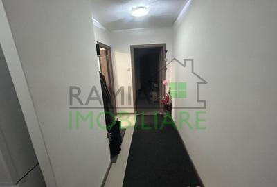 Apartament cu 3 camere semidecomandat, mobilat în Tractorul - 11