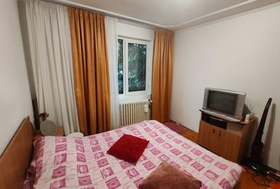 Apartament 4 camere, 2 bai. Blocul este din 1986 parter strada Soldat Croitoru V - 9