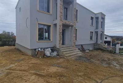 Casă cu 5 camere cu Teren 400 Mp în Iorga