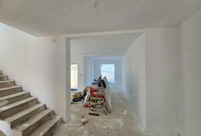 Casă cu 4 camere în Dumbrăvița