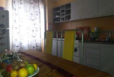 Apartament cu 3 camere decomandat în Lipovei