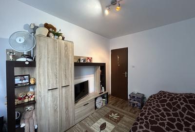 Apartament 3 camere, semidecomandat, etajul 3/4, zona P-ta Doina - 7