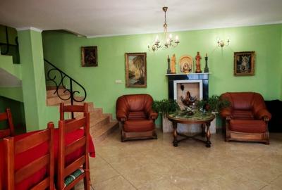 Vilă cu 7 camere, 3 băi, P+M, garaj, terasă, 1130 mp teren, Sântandrei, Bihor. - 2