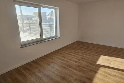 Duplex cu 4 camere cu Canalizare în Ipotești - 1