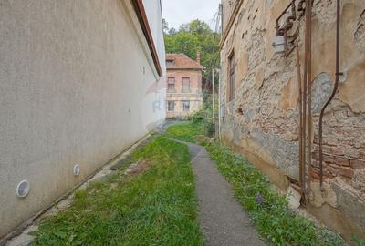 Vila pe str Alexandru Ioan Cuza, 10 camere, S + P + E, teren 282 mp - 2