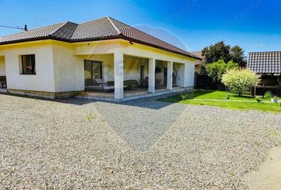 Casa / Vila cu 5 camere de vanzare - 1