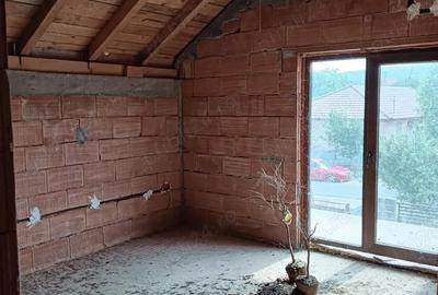 Casă cu 4 camere în Central - 2