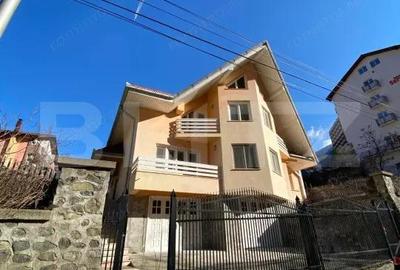 Casă cu 7 camere cu Teren 750 Mp în Central - 2