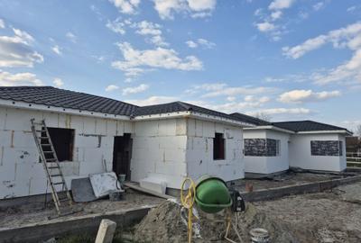 Casă cu 4 camere în Lazuri - 1