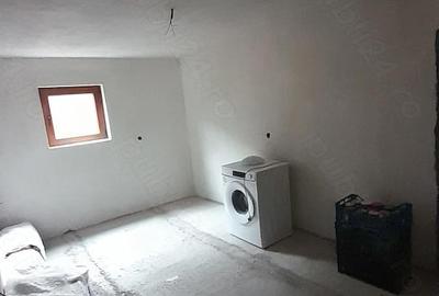 Casă cu 2 camere cu Teren 680 Mp în Lucieni - 1