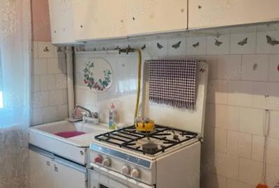 Vand apartament , 2 camere , semidecomandat , etaj 4 , str. Castanilor nr.5 C, Micro 1 - 4