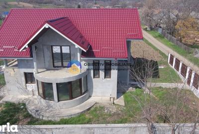 Casă cu 4 camere cu Teren 953 Mp în Girov