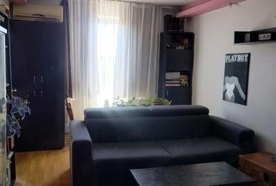 Apartament cu 4 camere semidecomandat, mobilat în Apărătorii Patriei
