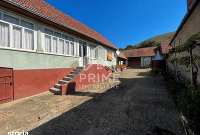 Casă cu 4 camere cu Teren 1400 Mp în Dos
