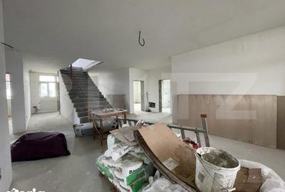 Casă cu 8 camere cu Teren 800 Mp în Podari - 2