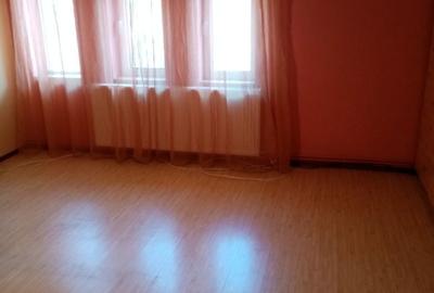 Apartament cu 3 camere semidecomandat în Central - 2