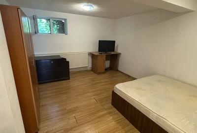 Inchiriez camera la curte sector 3 - 4