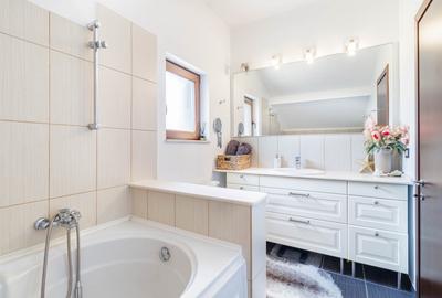 Casa luminoasa cu gradina si garaj - 7